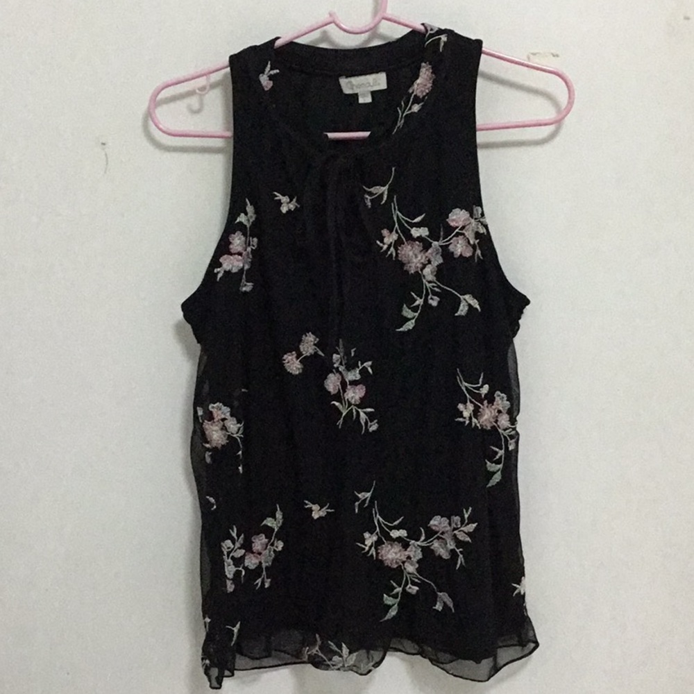 Sleeveless floral embroidered top